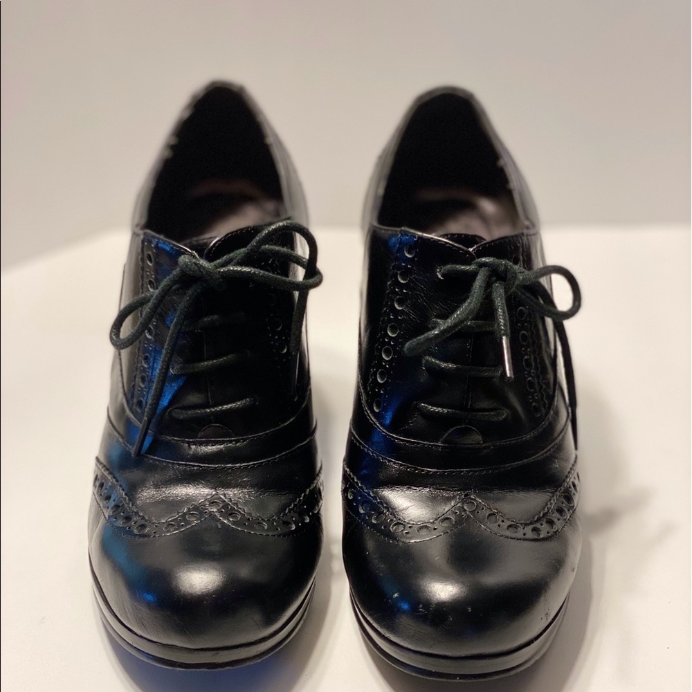 Black tie-up Oxford pumps